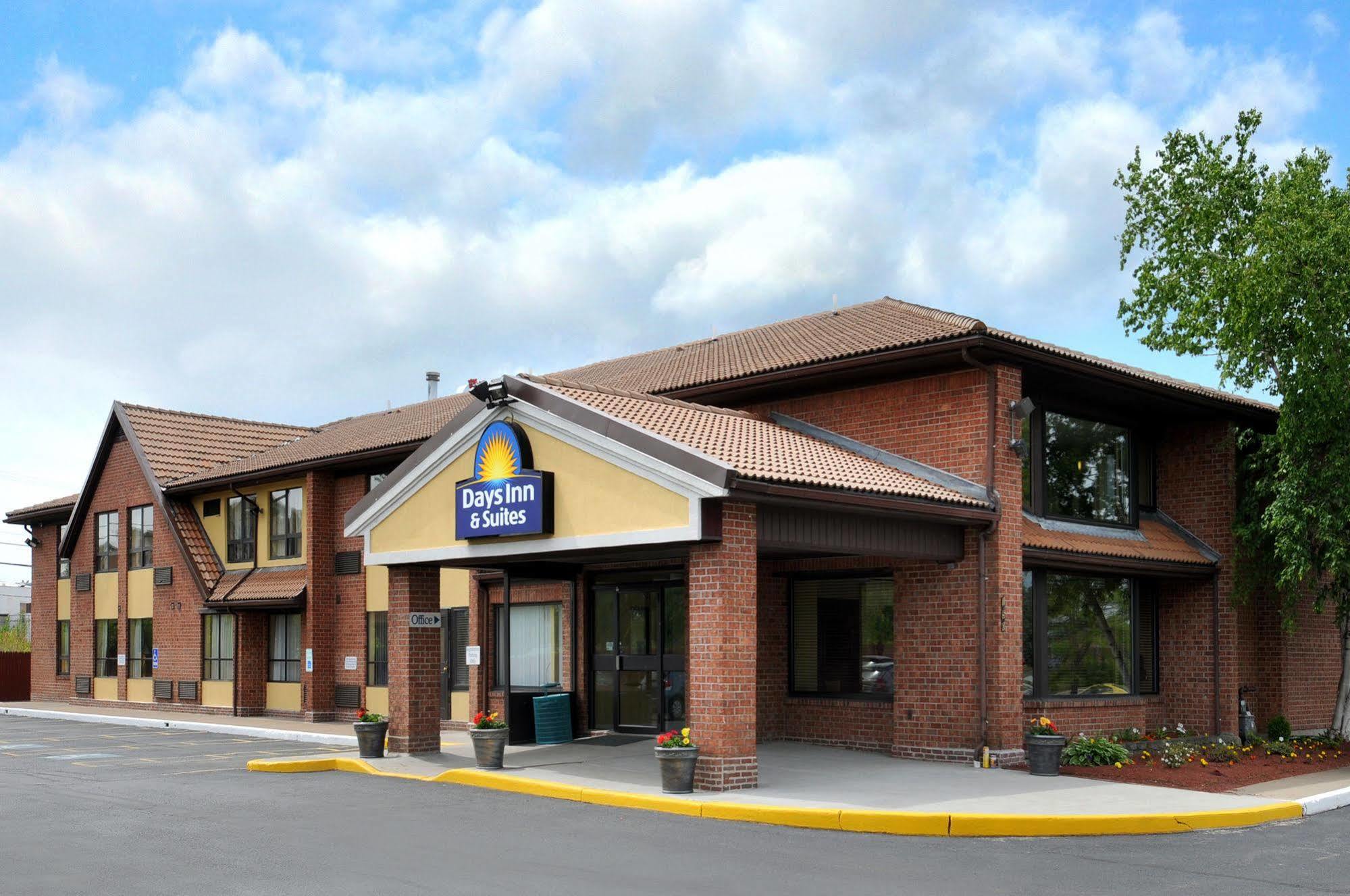Days Inn By Wyndham Utica Exterior photo
